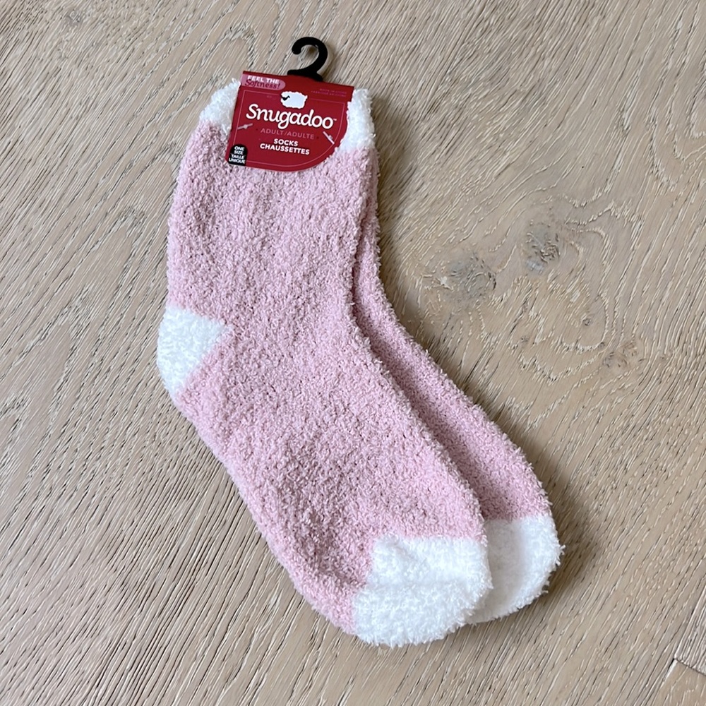 💜 FREE w/ $50+ purchase. Pink fuzzy soft socks. One size. Adult. Women’s. NWT.